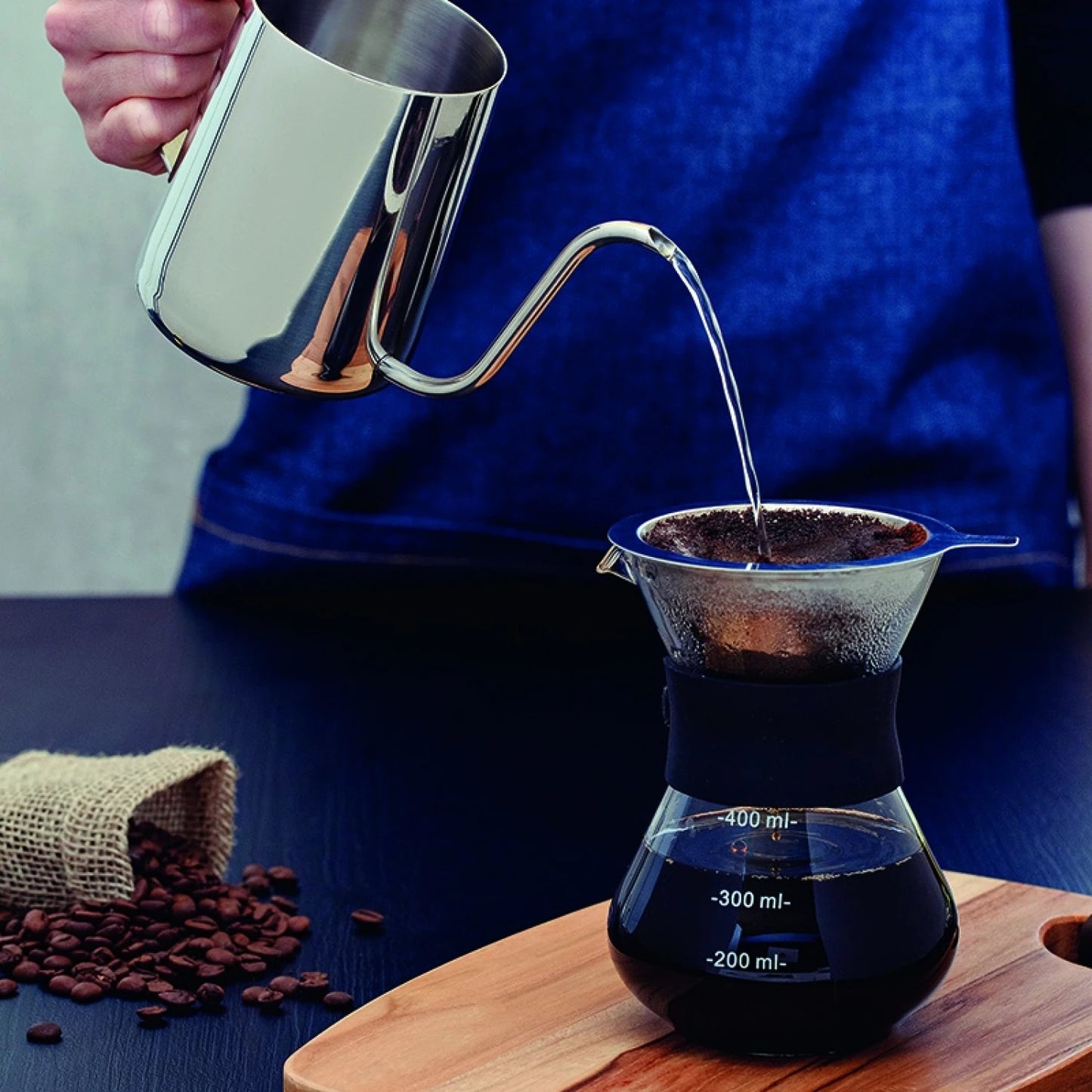 Cafetera con colador en vidrio y acero inox.