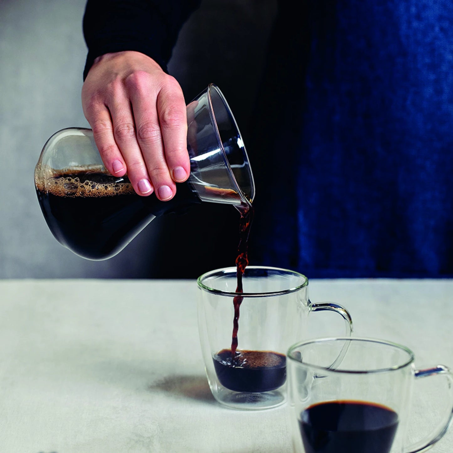 Cafetera con colador en vidrio y acero inox.